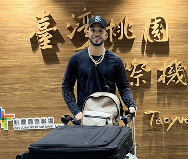 '前 한화' 리베라토, 대만 입국에 들썩 "공수 겸장 외야수 왔다!" 등록명은 '방리둬'→대체 왜?