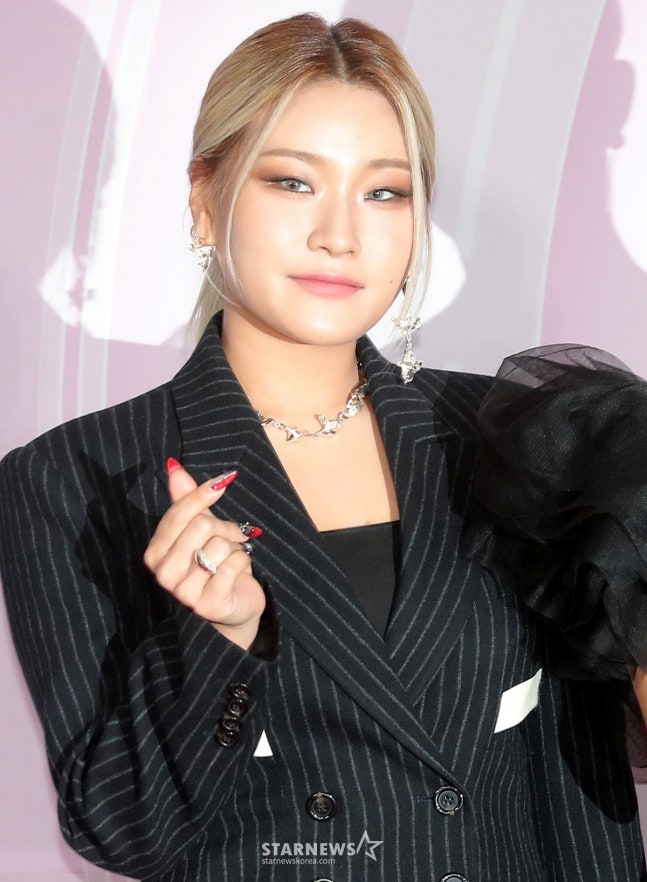 "돈 내고 봐야" 르세라핌 김채원 놀란 '1등들'..손승연, 이예지 꺾고 정상