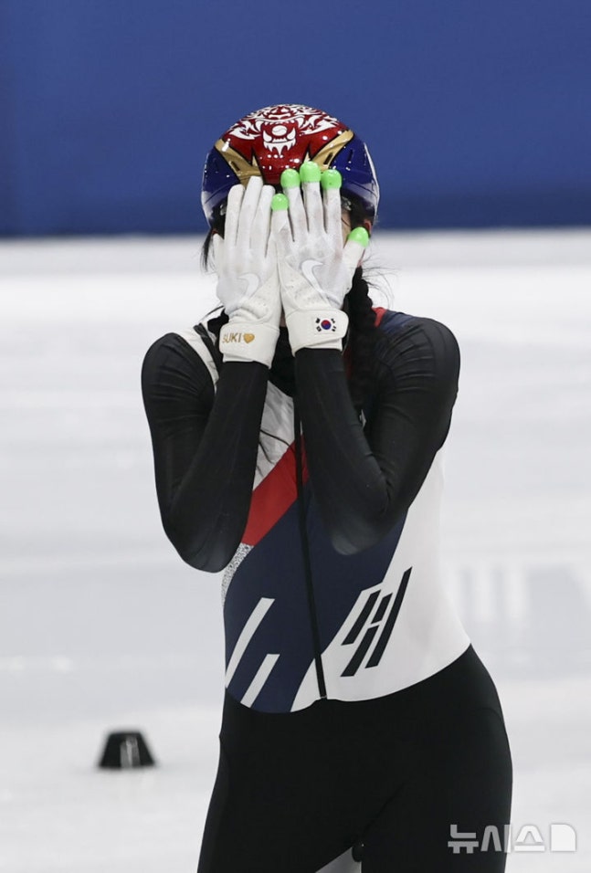 '눈물 펑펑' 심석희, 이젠 웃을 때... '비하 논란' 딛고 계주 '3번째 金' 최민정 밀어준 '합심 레이스' [밀라노 현장]