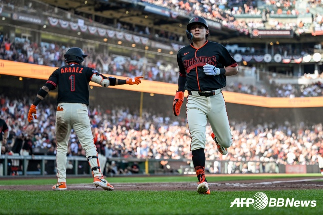 "이정후 대체 왜 안 바꿨나" 초보 사령탑 실책 뭐길래, 117년 굴욕 깬 첫 안타에도 논란의 중심 섰다