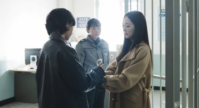 《魔女之吻》韓雪雅被捕面臨刑警嚴刑質詢，劇情於30日再掀高潮