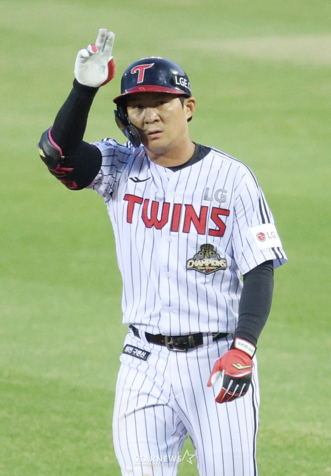 염경엽 감독 결단 내렸다! '타율 6푼7리 오지환 '선발 제외'→유격수 구본혁 출격... LG 라인업 공개 [잠실 현장]