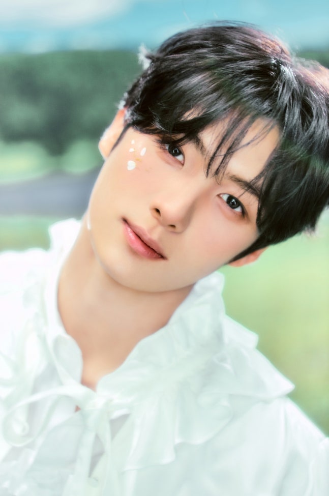 두가지 콘셉트을 멤버들만의 방식으로 표현한 개인 사진