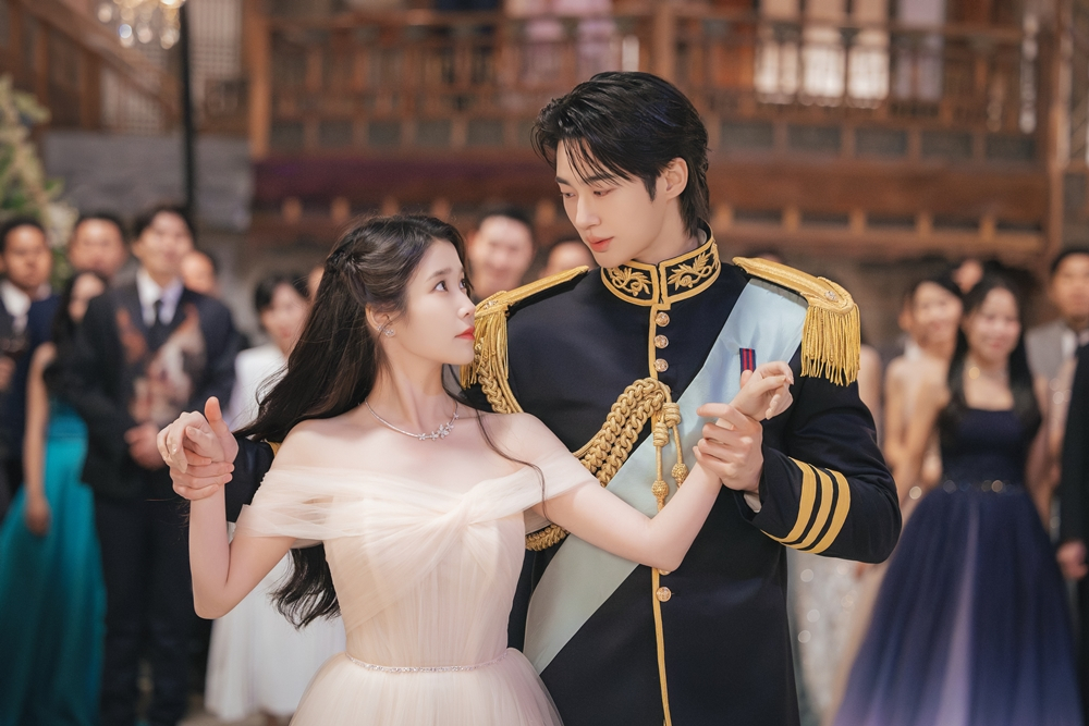 아이유 ♥변우석, 오늘(25일) 대망의 왈츠 파티..반지 프러포즈 예고 [21...