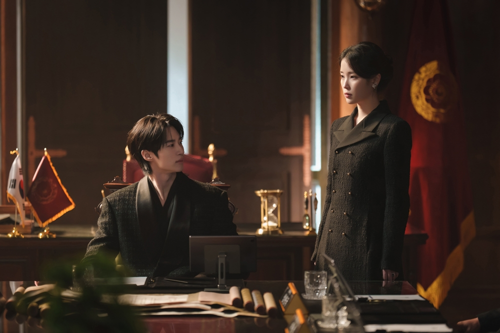 IU邊佑錫《21世紀大君夫人》羅曼史與結局走向受關注
