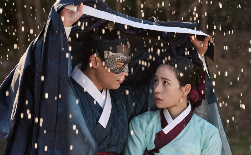 <b>임지연</b>허남준, 빗속 데이트 포착 [<b>멋진 신세계</b>]