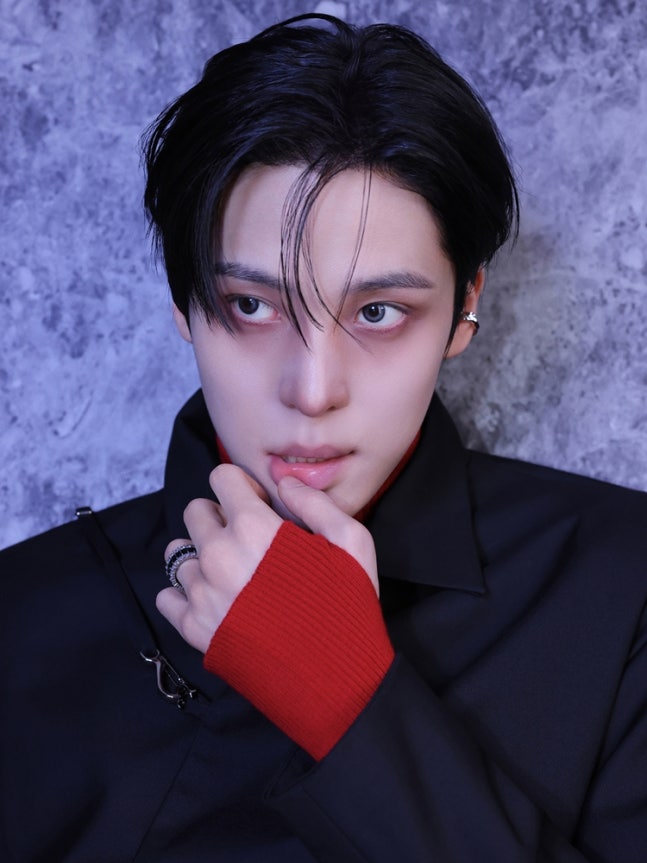 미니 14집 첫 번째 콘셉트 사진을 공개한 에이티즈