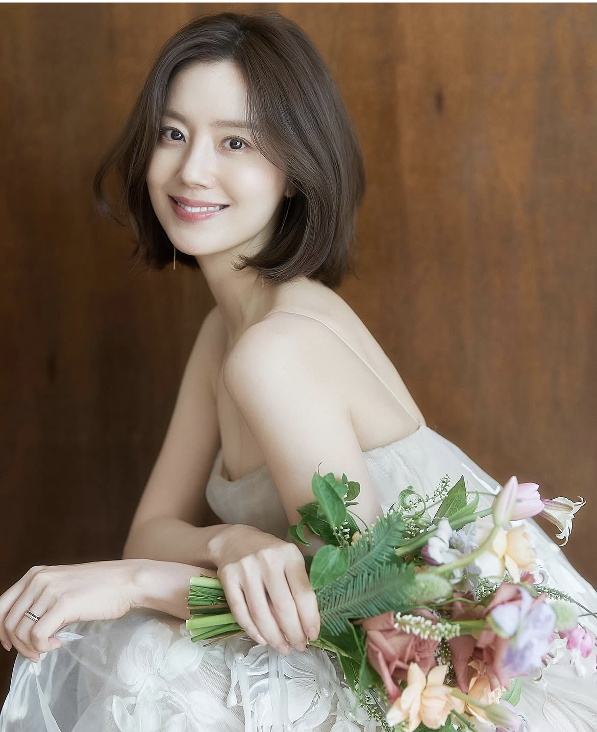 '6월의 신부' <b>문채원</b>, <b>결혼</b> 앞두고 웨딩드레스 자태 공개
