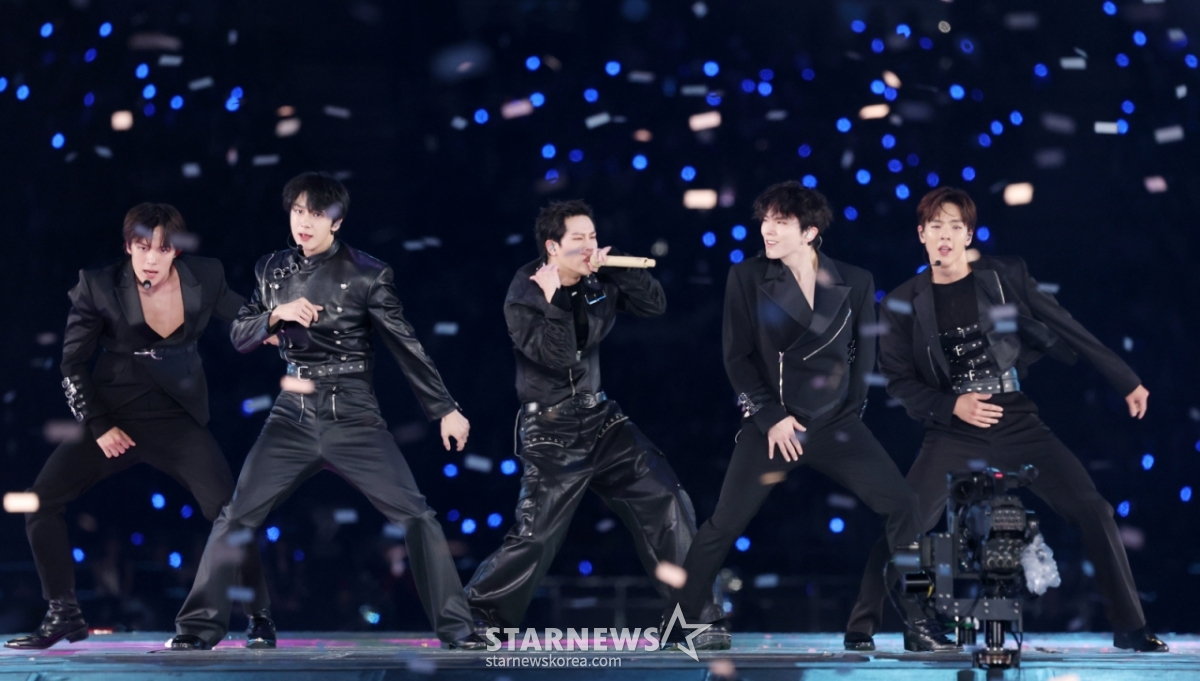 MONSTA X 連續 4 週登上美國告示牌「流行電台榜」[官方]