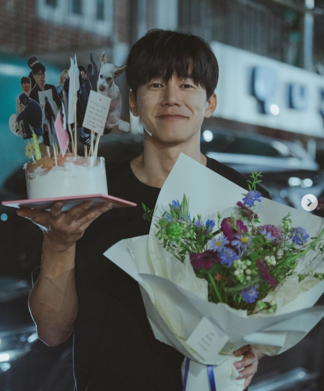 '참교육'에 진심 담은 <b>김무열</b>, 비하인드 공개..꽃다발에 케이크 든 나화...