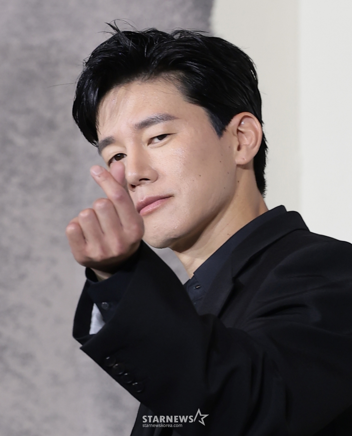 '<b>참교육</b>' 김무열, 빵 떴다..드라마 출연자 <b>화제성 1위</b>