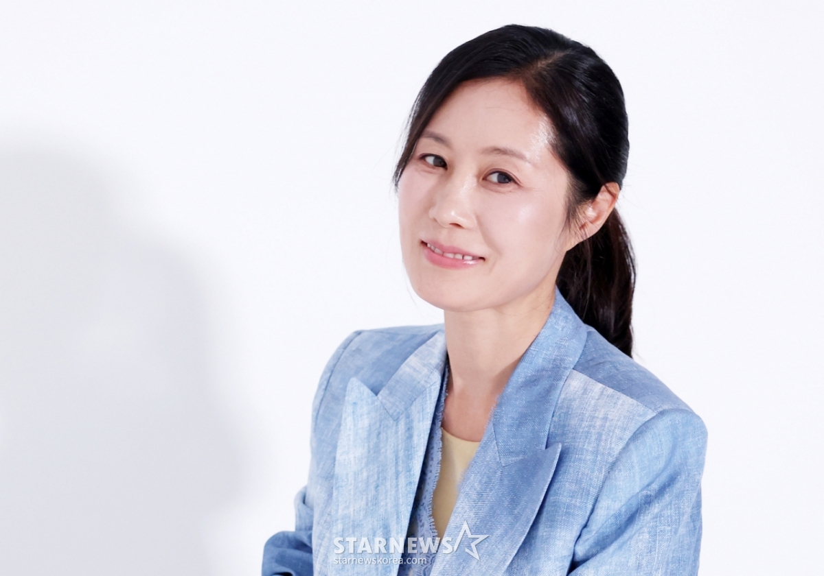 [단독]문소리 "'AAA'서 '폭싹' 팀 만나 든든.. 아이유 , 강단 있고 단단" [...