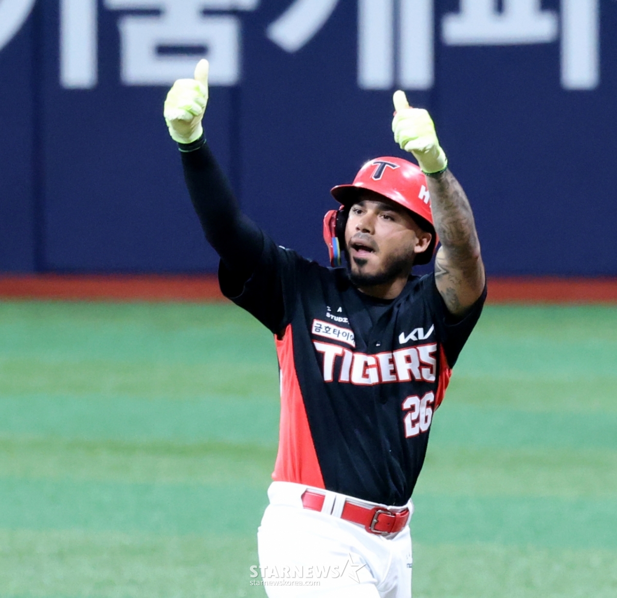[포토]'1회초 1점 더' 적시타 <b>카스트로</b>