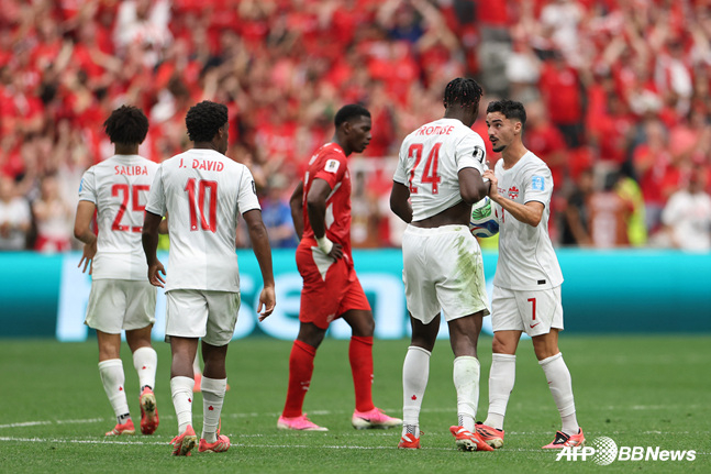 '韓축구 대호재' <b>32강 상대</b>는 캐나다 유력, 스위스에 패해 B조 2위... 보...