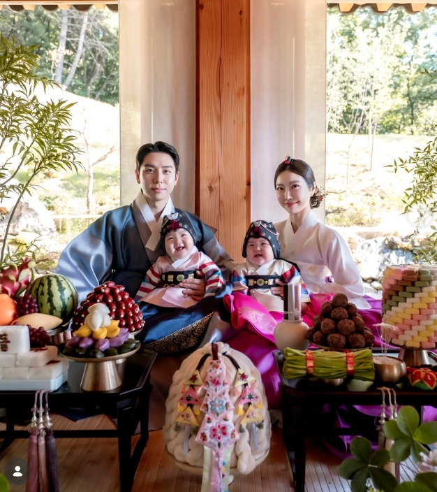 레이디제인, 쌍둥이 딸 벌써 돌..한복 가족사진 공개 [스타이슈]