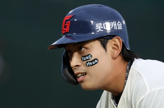 '굿바이 정훈' 감동의 비하인드, 황성빈이 얼굴에 새기고 전민재는 몰아쳤다! 롯데 후배들은 '어떻게' 떠나보냈나 [부산 현장]