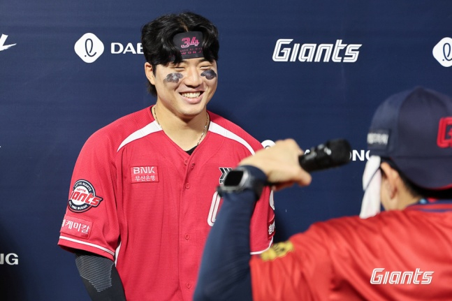 '손성빈 미쳤다' 데뷔 첫 4안타+9회 환상 2루 견제! 고승민 만루포 6타점 롯데, LG 11-9 꺾고 위닝시리즈 [부산 현장리뷰]