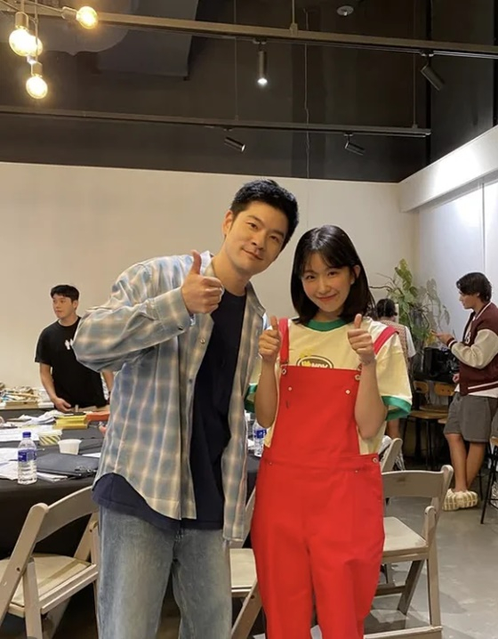 '18살 나이차' 장기하♥윤가이, 첫 만남 사진 포착.."친절하게 잘 챙겨줘" [스타이슈]
