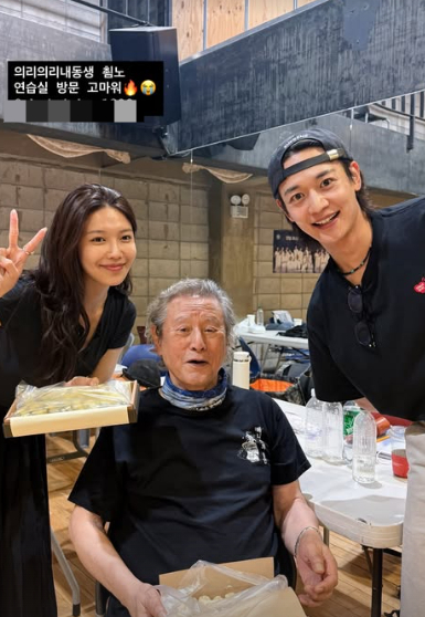 '정경호 결별' <b>최수영</b> "의리의리 내 동생" 미소 활짝[스타이슈]