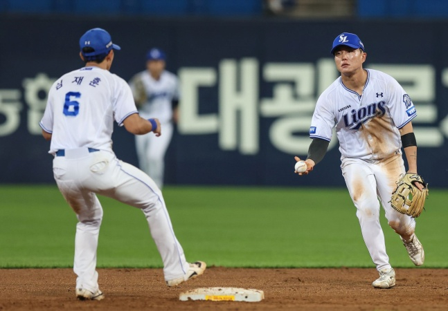 '1루→더그아웃도 버거웠다' 삼성 <b>류지혁</b> 어지럼 증세, 구본혁과 1루 충...