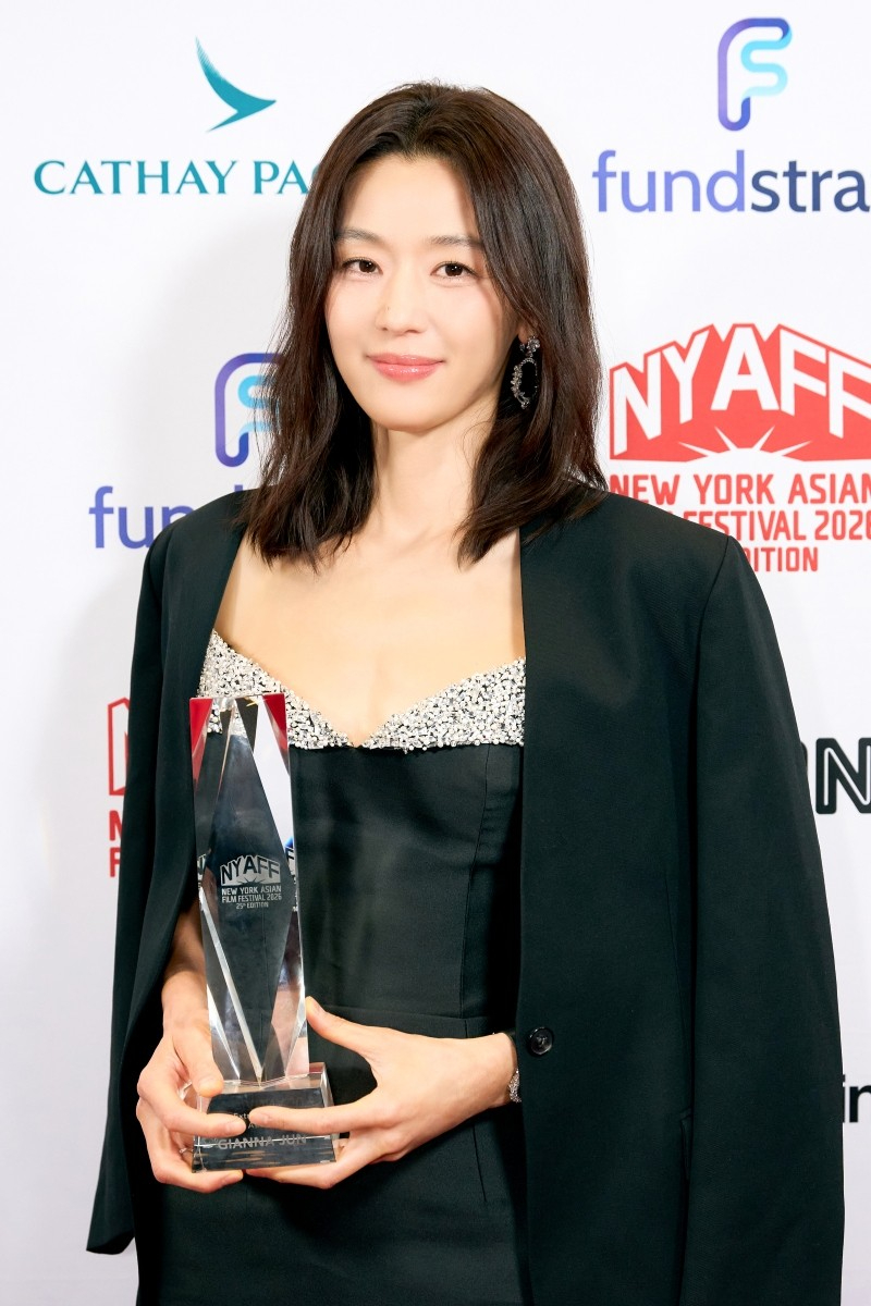 <b>전지현</b>, 칸 이어 뉴욕 접수..뉴욕 <b>아시아</b> 영화제서 트로피 들었다 [공식...