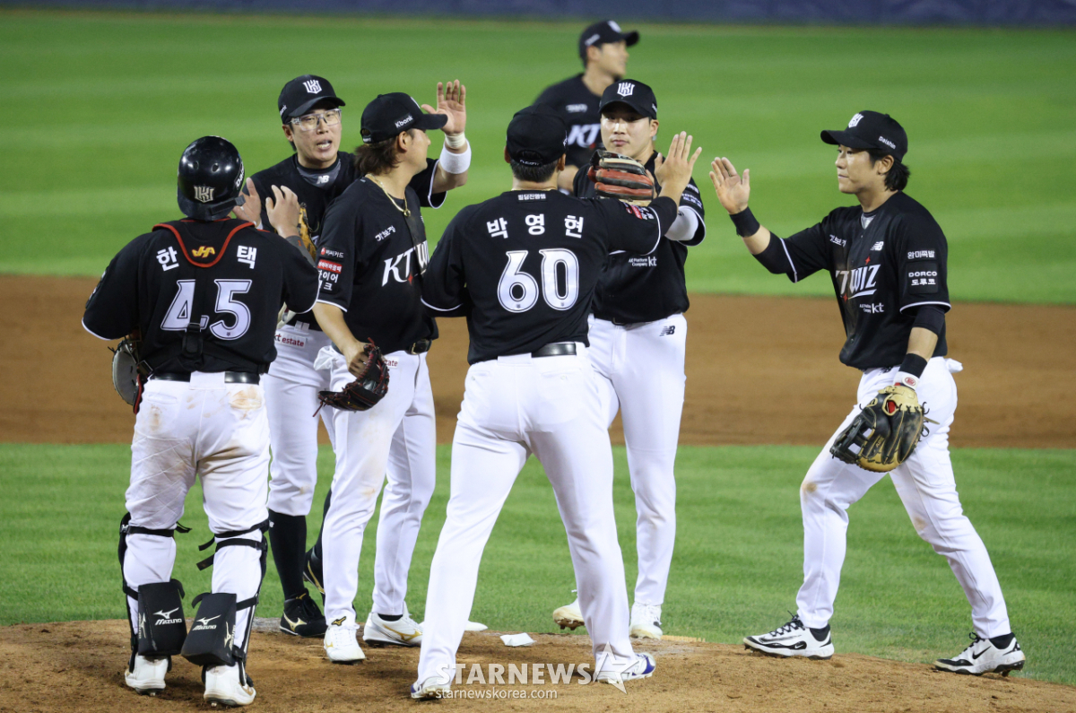 [포토] <b>KT</b>, <b>LG</b>에 <b>4-3</b> 역전승 환호