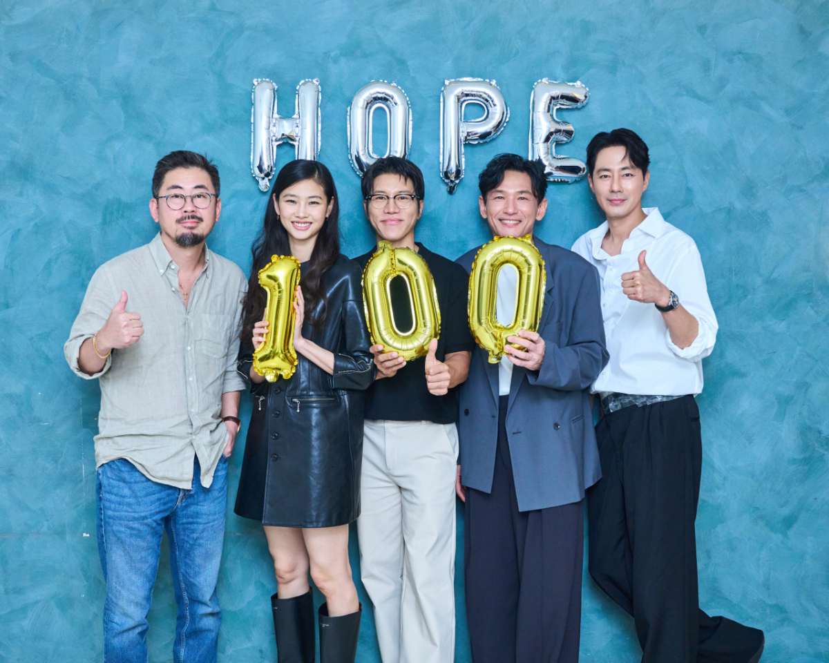 '<b>호프</b>', 개봉 3일 만에 <b>100만 돌파</b>..올해 최단 기록