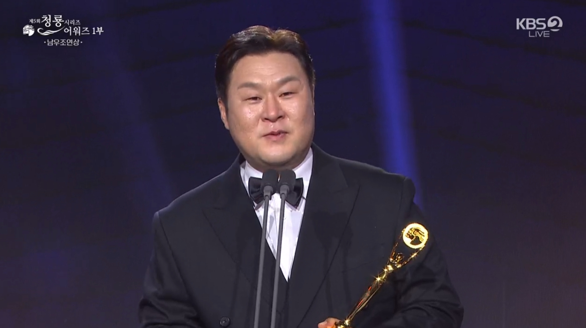 '대세' <b>윤경호 남우조연상</b> "전현무 '좋은 소식' 농담인줄" 눈물[청룡시리...