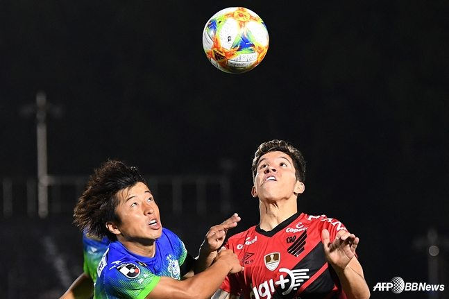 '역대급 암흑기' 축구 국대→'무려 21억 투입' 귀화 선수 추진... "中 선...