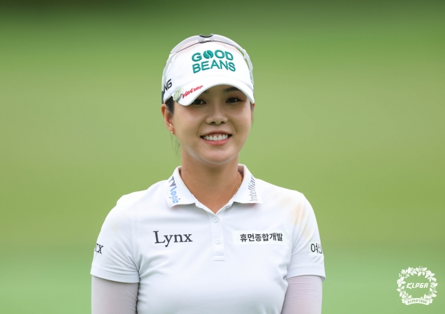 '데뷔 후 10년' <b>장은수</b> 눈물의 <b>우승</b>, <b>KLPGA</b> 제주삼다수 대회서 커리어 첫...