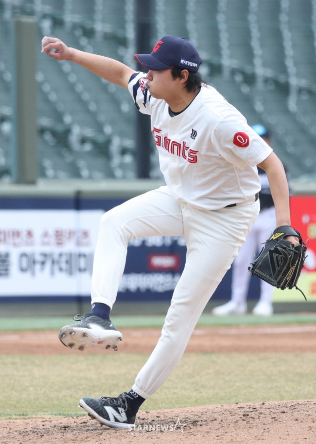 2026 신한 SOL Bank KBO리그 시범경기 롯데 자이언츠 대 KT 위즈 경기가 12일 부산 사직야구장에서 열렸다. 롯데 정철원이 역투하고 있다. /사진=김진경 kim.jinkyung@