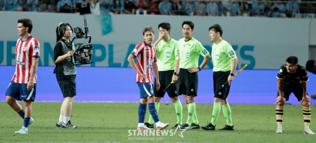 ATM 이강인이 2026쿠팡플레이 시리즈 맨체스터시티와 아틀레티코 마드리드 경기 후반 투입된후 경기를 1-3으로 마무리하며 아쉬워하고 있다. 2026.08.09. /사진=강영조 cameratalks@