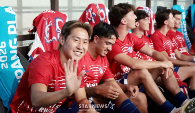 ATM 이강인이 2026쿠팡플레이 시리즈 맨체스터시티와 아틀레티코 마드리드 경기에 앞서 벤치에 앉아 취재진을 향해 손인사를 하고 있다. 2026.08.09. /사진=강영조 cameratalks@