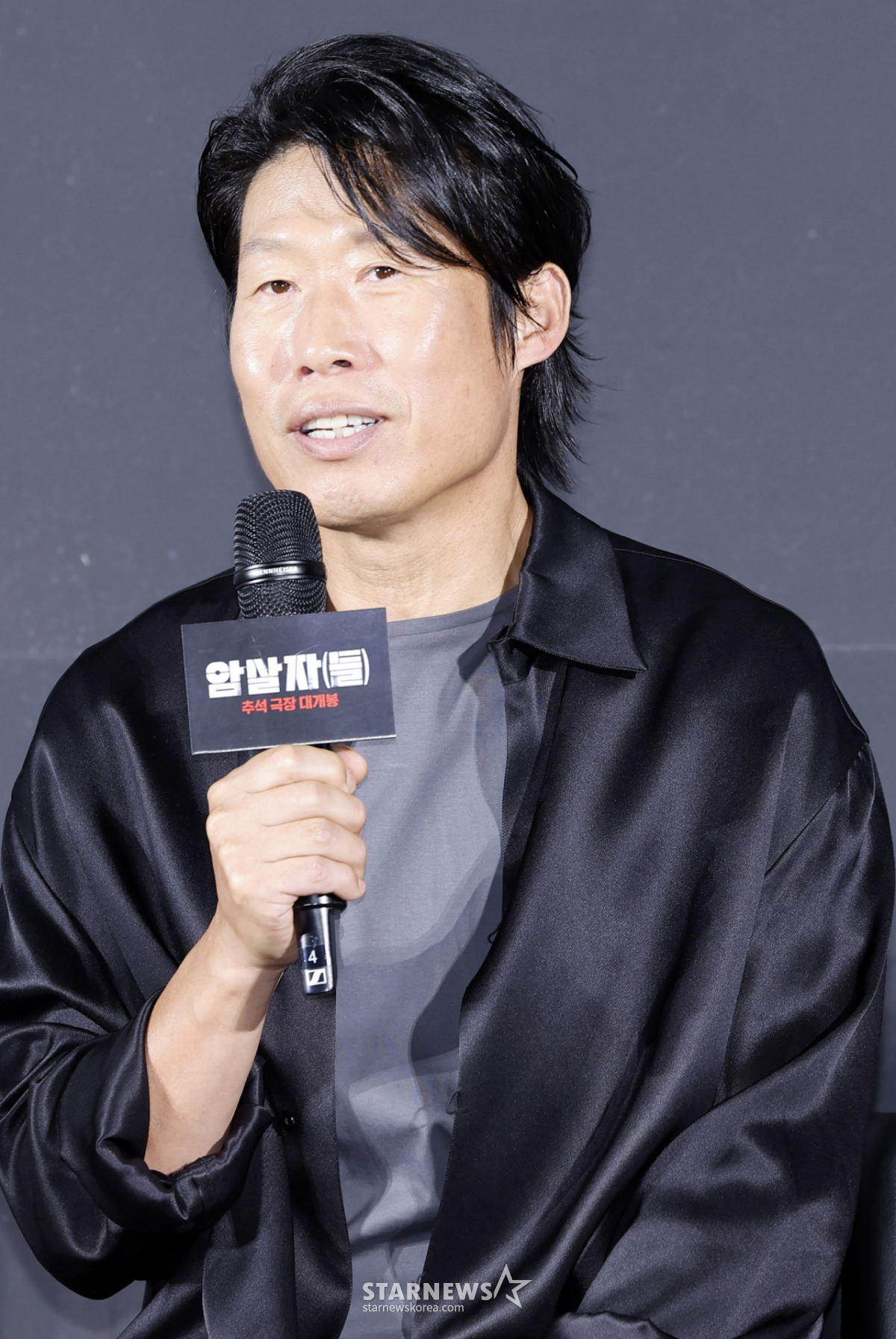 '<b>암살자</b>(들)' <b>유해진</b>, 박해일과 '이끼' 후 16년 만 재회.."그 눈빛 부러...