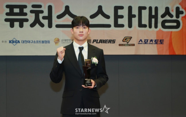 25일 오후 서울 프레스센터에서 진행된 2024 퓨처스 스타대상 시상식(주최 스타뉴스)에서 축구부문 대상을 수상한 양민혁이 포즈를 취하고 있다. ‘퓨처스 스타대상’은 한국 스포츠 발전과 아마추어 체육 활성화에 기여하고자 제정됐다. /2024.11.25 /사진=이동훈 photoguy@