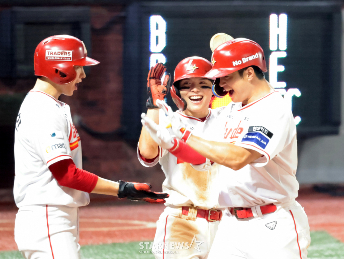 '결승 3점포→적시타→폭풍 주루' 김재환 4타점 원맨쇼! <b>SSG</b>, <b>롯데</b>에 8-4 ...