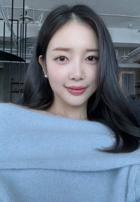 '이용대와 열애설' <b>윤채경</b>, 의미심장 저격 "<b>뒤통수</b> 제대로 맞고 배신당...