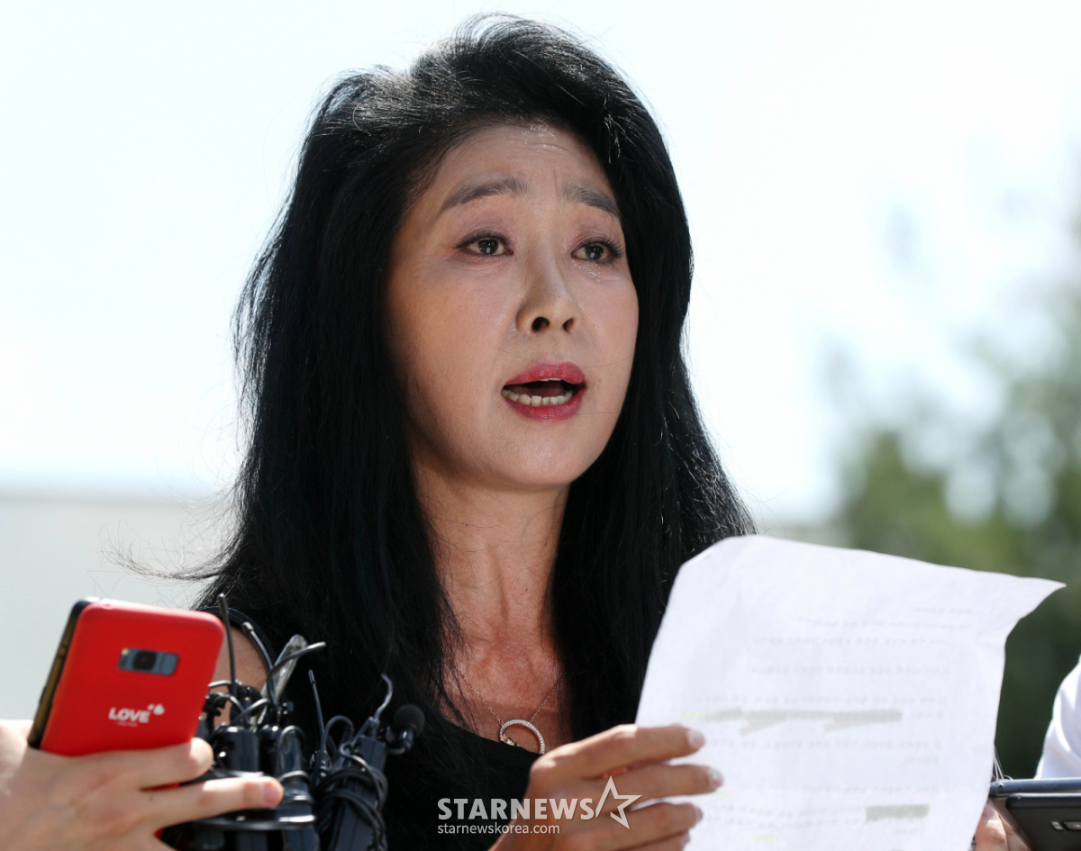 "연인 아닌데 왜 안 갚나요?" <b>김부선</b>, <b>2억</b> 채무 소송 '아파트 <b>가압류</b>'[스...