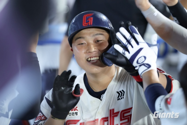 '0:8 경기 뒤집었다' <b>롯데</b>, <b>한동희 만루포</b>→7회 13득점 대폭발! 키움 15-...