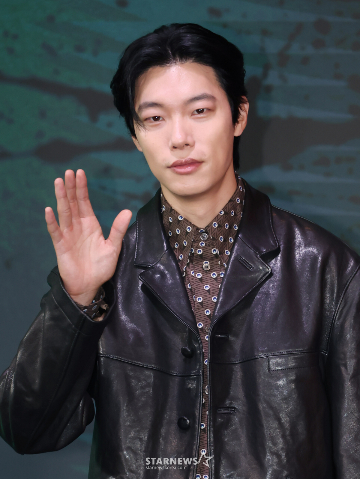<b>류준열</b>, 자신과 닮은 '들쥐'와 대면..첫 <b>1인 2역</b> 도전 "설득 고민해"