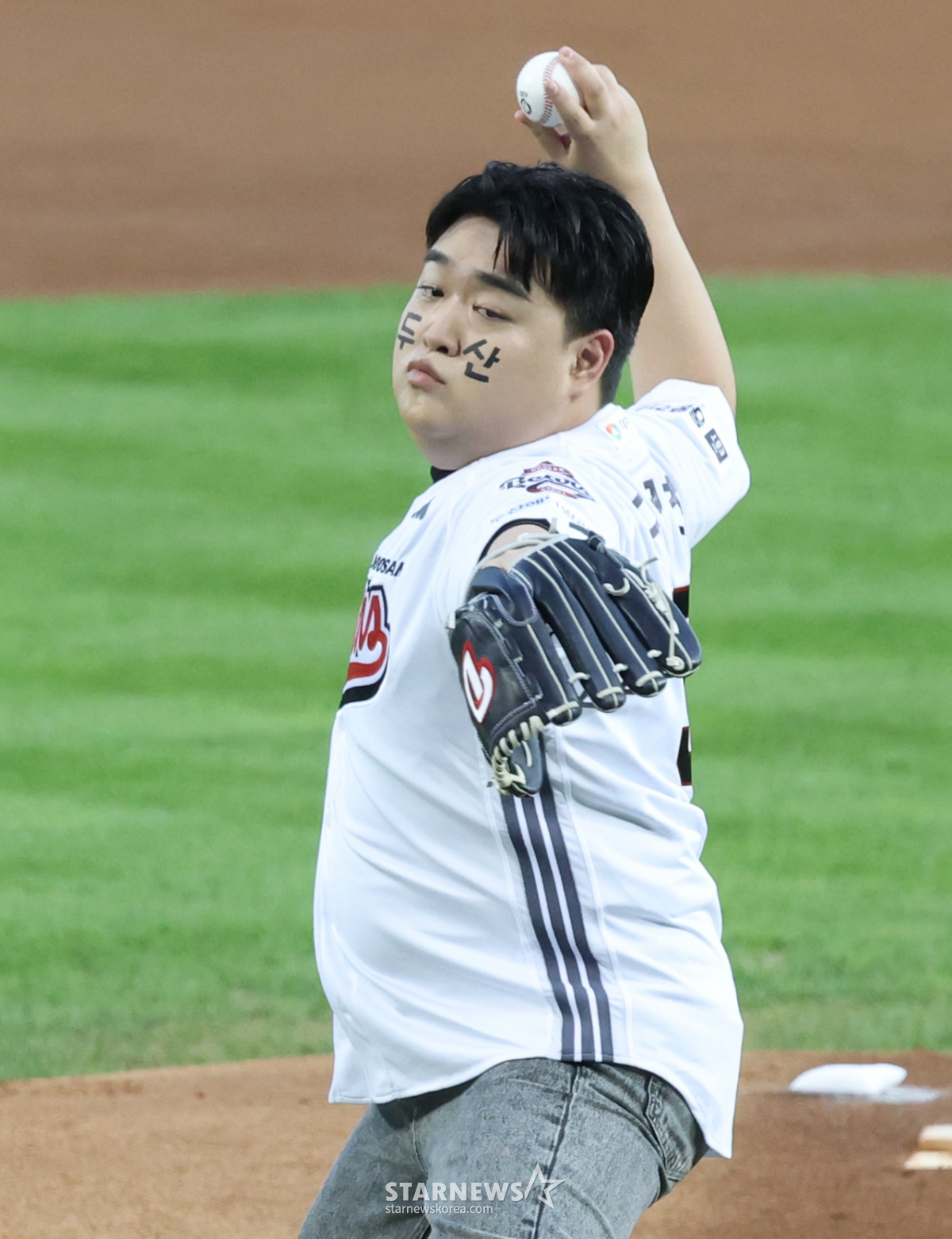 [포토] <b>규카츠</b> 시구, 진지해도 미친존재감
