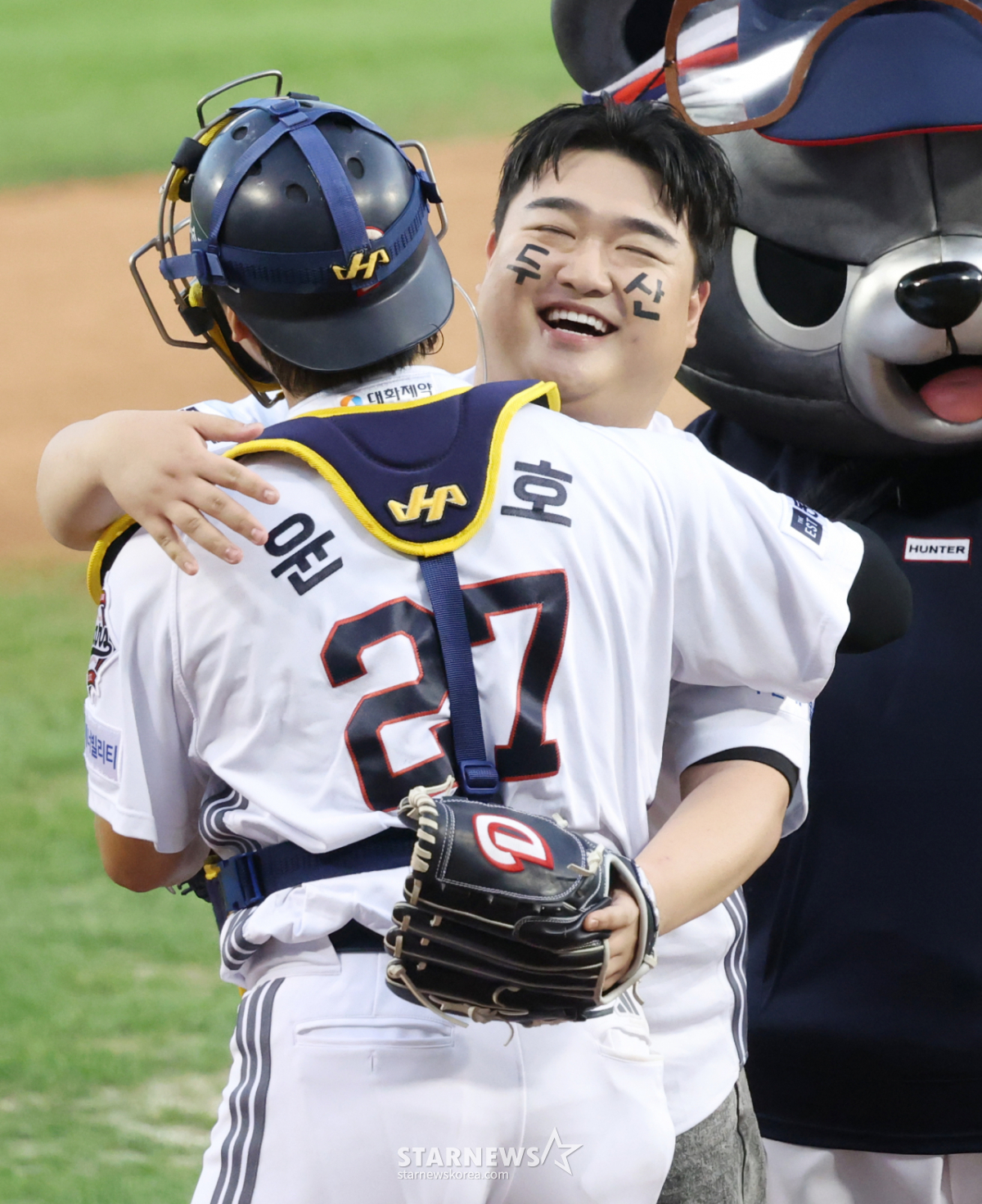 [포토] <b>규카츠</b> <b>김규원</b>, 윤준호와 뜨거운 포옹