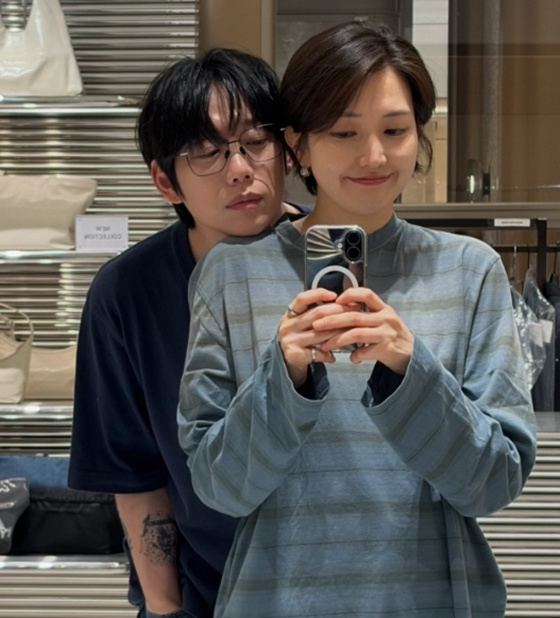"귀한 사진"..<b>김윤주</b><b>권정열</b>, 결혼 12년차 부부의 희귀 <b>투샷</b>
