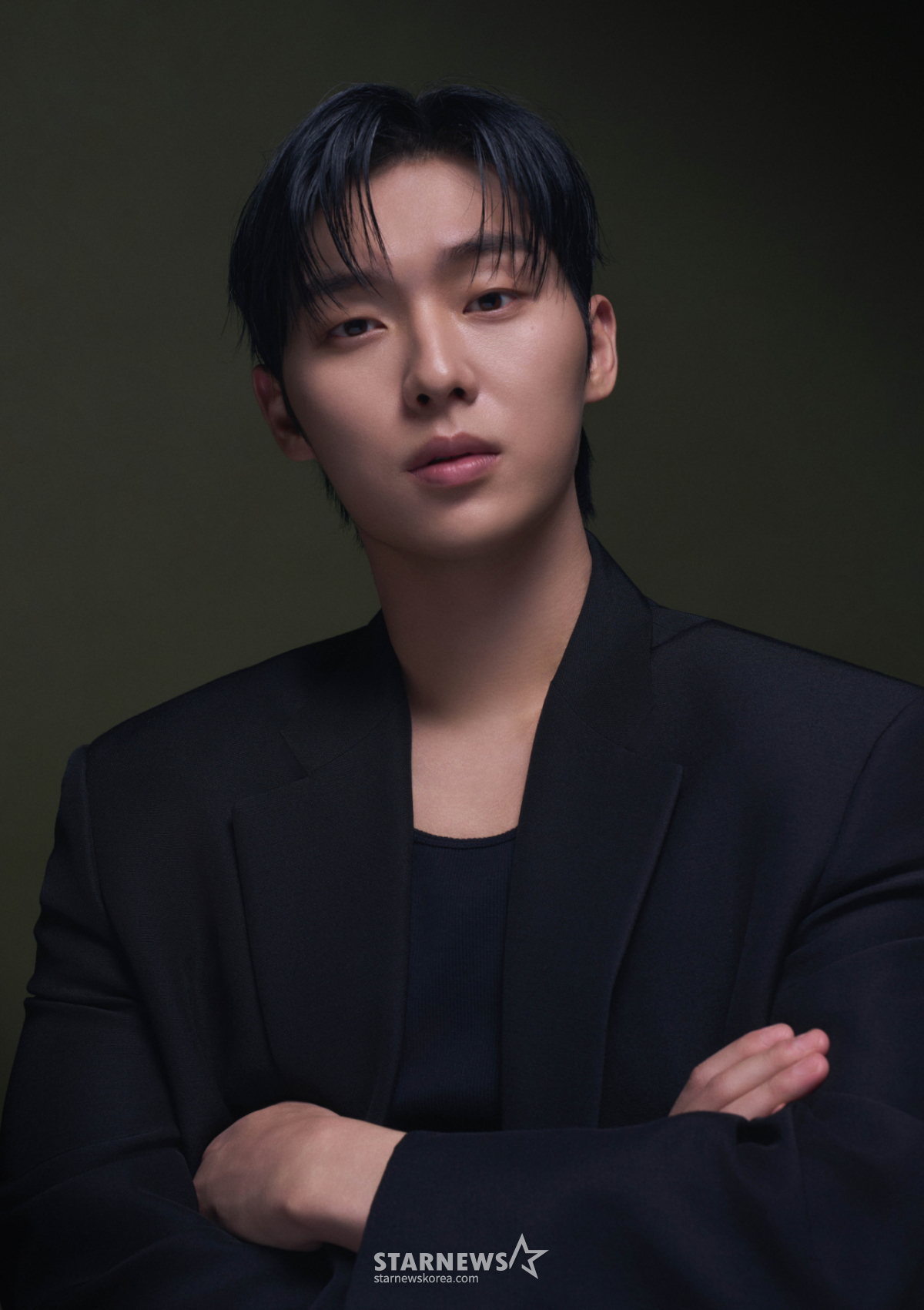 <b>최현욱</b>, 전라 노출·담배 꽁초 투기도 모자라..<b>만취 라이브</b> 논란 [스타이...