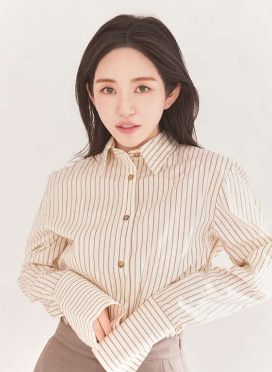 <b>권민아</b> "<b>친언니</b> 母·지인 돈 8억 <b>횡령</b> 후 연락두절, 법적 대응" 주장
