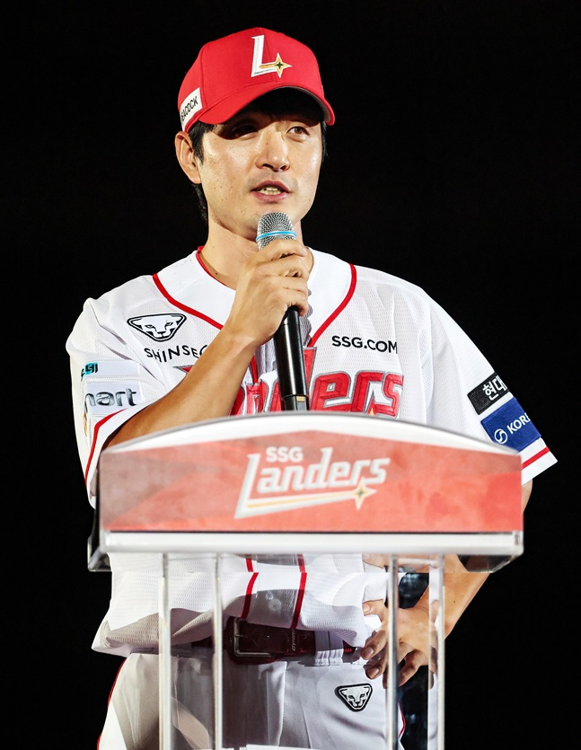 '21년 원클럽맨' 눈시울 붉힌 <b>김성현</b>, 그라운드와 뜨거운 안녕... '부상병...