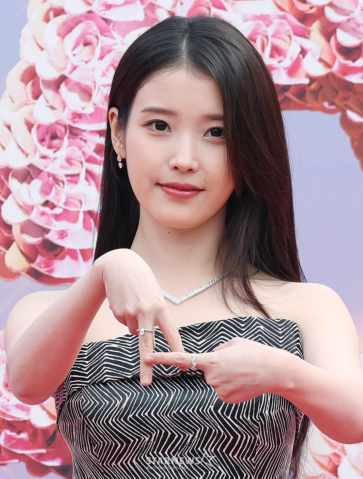 "넌 평생 이상해도 돼" <b>아이유</b>, <b>유인나</b>에 띄운 완벽한 사랑歌[FOCUS]