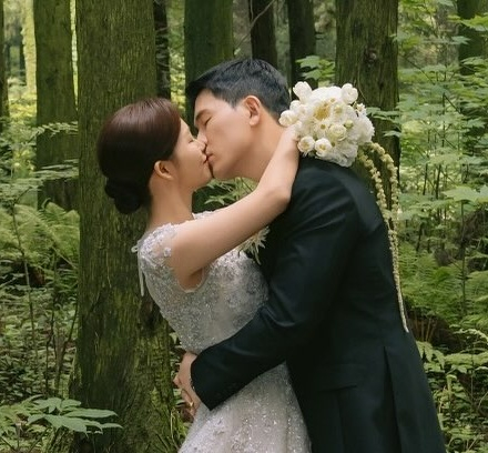 [전문] '미인대회 출신' 배우 <b>이지연</b>, '<b>나솔</b>' 21기 <b>영철</b>과 <b>결혼</b>..직접 밝...