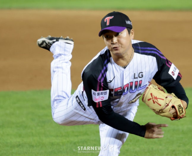 LG에 복귀한 고우석이 4일 잠실야구장에서 열린 2026KBO리그 삼성라이온즈와 LG트윈스 경기 9회초 1점차 리드상황에서 등판해 무실점을 기록하며 승리를 지켜내고 있다. 고우석은 140세이브를 달성했다. /사진=강영조 cameratalks@
