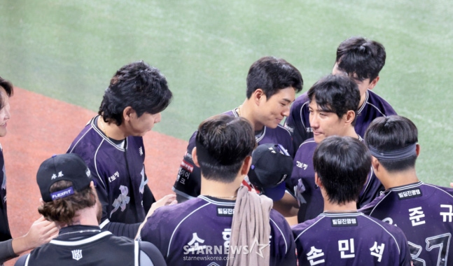 [한번에쓱]'은퇴경기에서 타격에 이어 수비에도 등장한' 황재균
